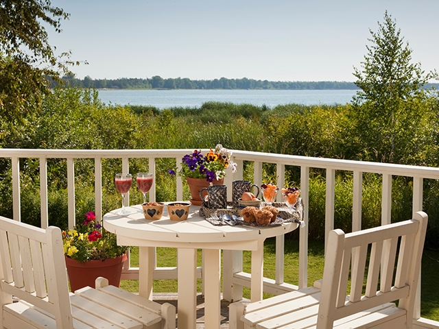 beach themed dÃ©cor for bed and breakfast